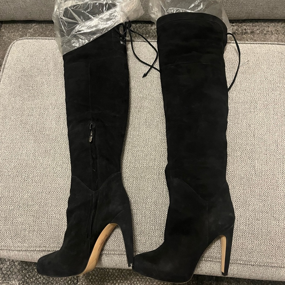 BLACK OVER THE KNEE HEELED BOOTS
